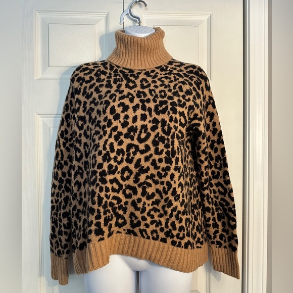 Turtleneck sweater in leopard Supersoft yarn. J.crew size small - Picture 2 of 8